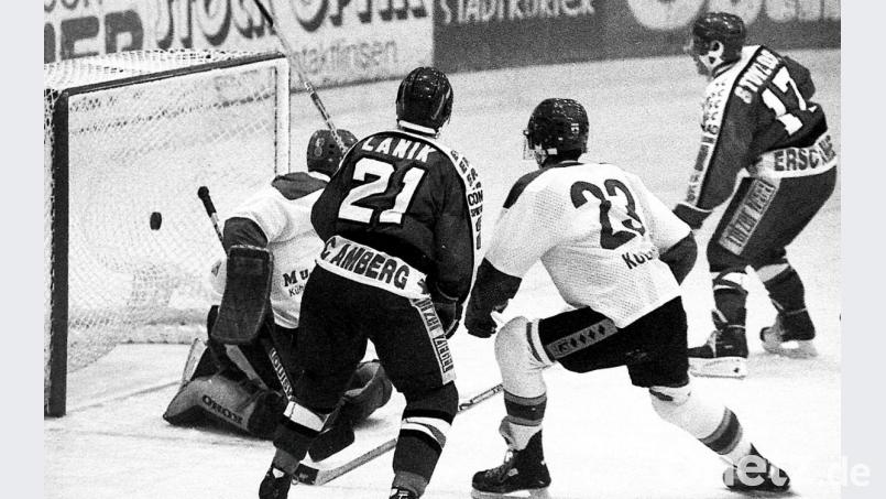 Tor für den ERSC. Schon wieder. In dieser Szene gelingt Petr Lanik (Rückennummer 21) und Christian Stoklosa (17) ein weiterer Treffer. Insgesamt schießen die Amberger an diesem Abend 51 Tore - in 60 Minuten. Bild: Hubert Ziegler