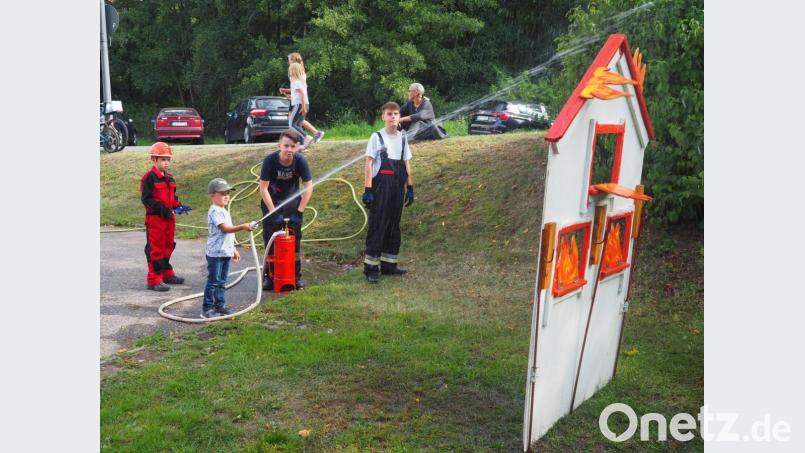 Jugendfeuerwehrler und Firekids helfen fleißig mit, den Kindern einen abwechslungsreichen Tag zu ermöglichen.. Bild: stn