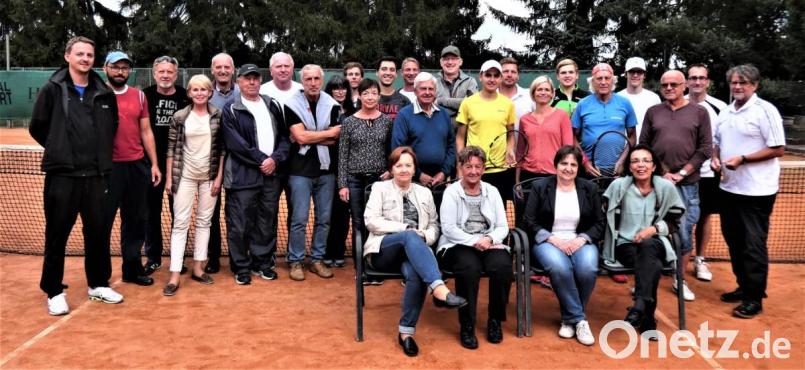 Sie treffen sich seit 1990 regelmäßig: Tennisspieler aus Radeberg, Nymburk und Mitterteich pflegen ihre besondere sächsisch-böhmisch-bayerische Partnerschaft jährlich mit einem Tenniswochenende. Bild: exb