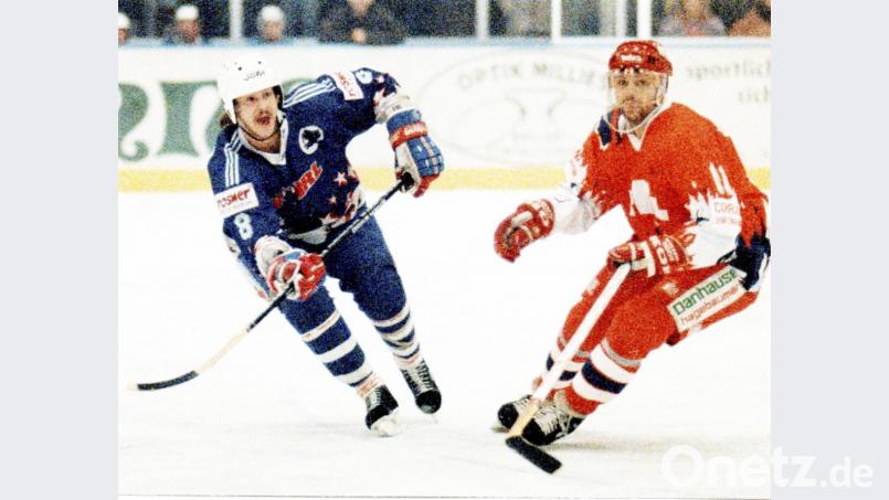 Manfred Wenzel (rechts) spielte von 1984 bis 1997 beim ERSC Amberg Eishockey. Für viele Fans ist er eine Legende. Er selbst misst sich aber nicht diese Bedeutung bei: „Da gehört schon noch mehr dazu.“ Bild: zig