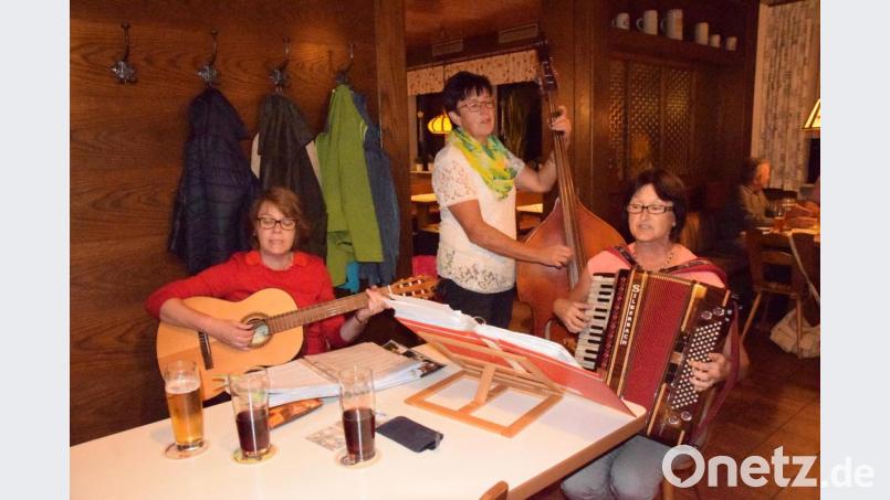 Die Milchbankl-Musi aus Sulzbach-Rosenberg sorgt für gute Laune bei den Zuhörern. Bild: wku