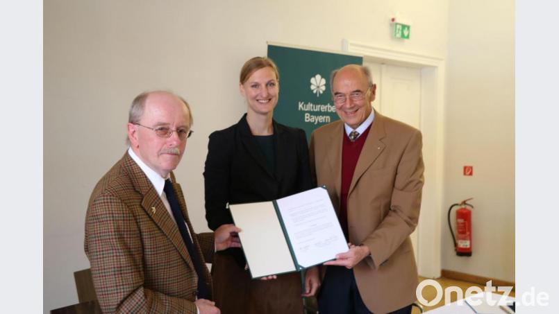 Die Stiftungsvorsitzenden von „Kulturerbe Bayern“ Alexander Freiherr von Hornstein (rechts) und Veronika Eder, freuen sich über die Stiftung des Ambergers Ulrich Rubenbauer. Dank ihm können nun denkmalgeschützte Häuser in der Oberpfalz bewahrt werden. Bild: Elisabeth Weiten