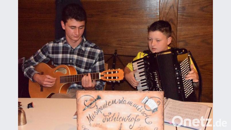 Eine neue Musikantengeneration mit (von links) Ben Luber – er organisiert auch den Stammtisch in Fichtenhof – und Johannes Förtsch überzeugt schon durch ihr Können. Bild: wku