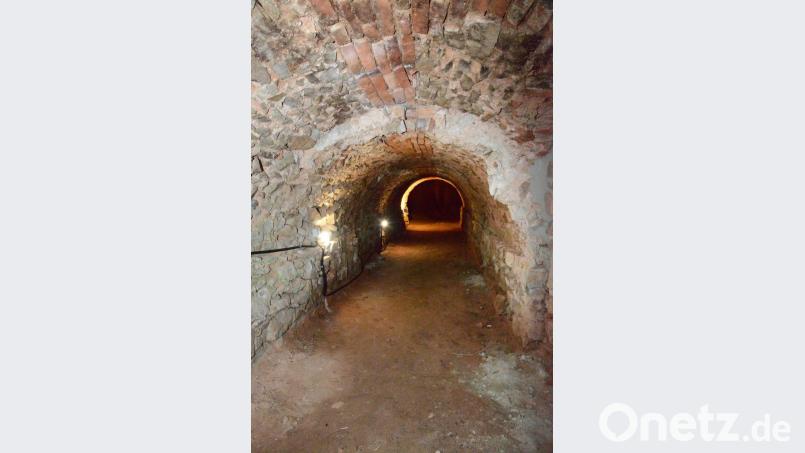 Wenn keine Besucher die Bierkeller verdecken, wird deren Länge deutlich. Bild: bey