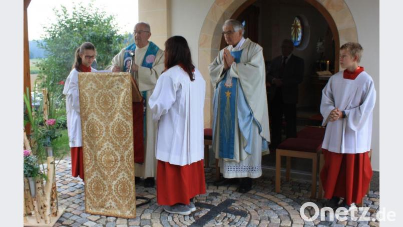 Ruhestandspfarrer Franz Winkelmann beim Gebet zum Gottesdienst. Bild: lk