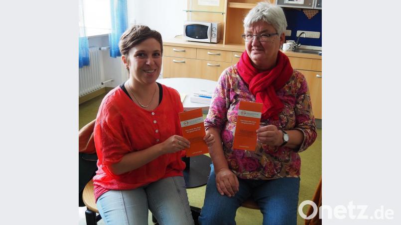 Sie werben für die Qualifizierung als Genesungsbegleiter: Sabine Frischholz vom Szialpsychiatrischen Dienst der Caritas (links) und Inge-Anna Bergmann vom Verein "Irren ist menschlich". Bild: Bühner