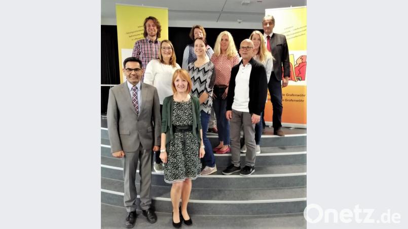 Rektor Thomas Schmidt (vorne, links) und Konrektorin Ruth Seitz (rechts daneben) sowie Bürgermeister Edgar Knobloch (oben, rechts) wünschen den den Neuzugängen Patrick Fuchs, Anja Ott, Janine Lobenhofer, Nicole Gleißner, Pamela Walberer, Uwe Prösl und Marina Ackermann einen guten Start an der Grafenwöhrer Grund- und Mittelschule. Bild: rgr