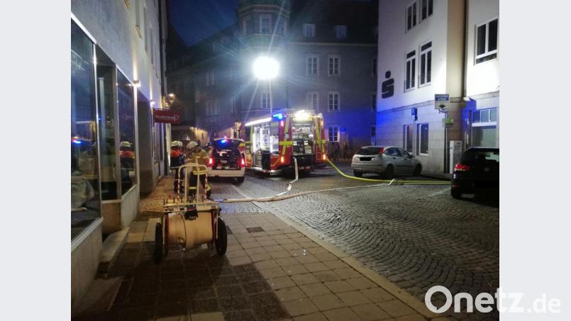 Auch das verlegen einer Schlauchleitung gehörte zum Übungsszenario. Ins &quot;Brandobjekt&quot; ging die Feuerwehr allerdings &quot;trocken&quot; hinein, es floss kein Wasser, schließlich wurde hier in echten, genutzten Büros trainiert. Bild: Feuerwehr Amberg