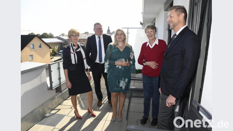 Auf dem Balkon einer Wohnung im Seniorendienstleistungszentrum (von links): Tatjana Richter, OB Michael Cerny, Melanie Huml, Karin Haberecht und Dieter Gerl. Bild: Petra Hartl