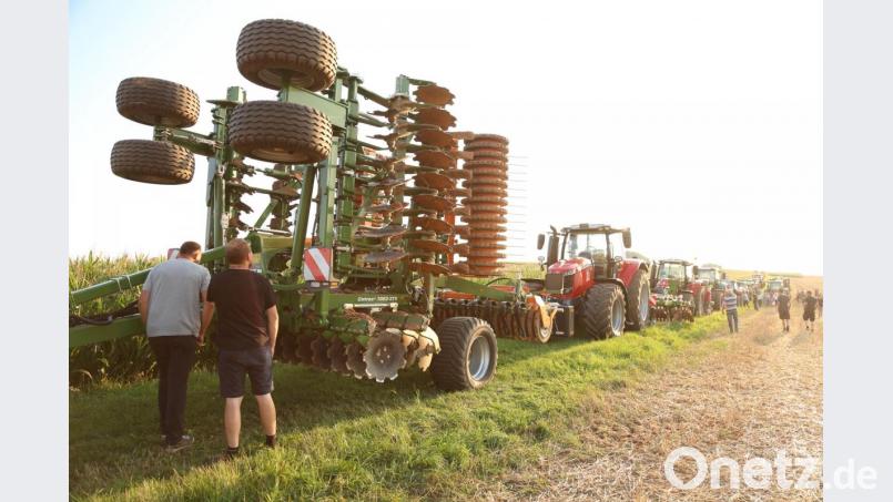 Grau ist alle Theorie. Daher konnten sich die Besucher des Feldabends von den Möglichkeiten der landwirtschaftlichen Maschinen bei deren praktischem Einsatz überzeugen. Bild: hwk