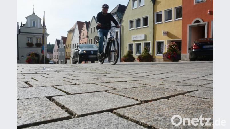 Die Schäden am Pflaster auf dem Stadtplatz sind beseitigt. Ob das bis auf die normale Abnutzung aber so bleibt und wer haftet, wenn das jahrelange Dilemma weitergeht, ist offen und beschäftigt Stadtrat und Juristen. Bild: Gabi Schönberger
