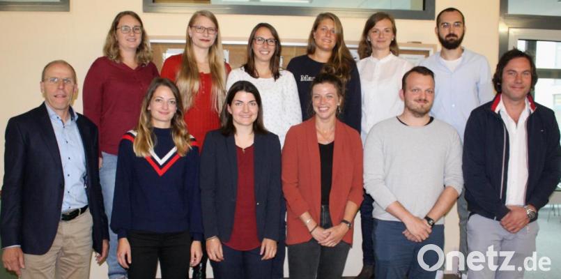 Einen guten Start am Ortenburg-Gymnasium wünschte Schulleiter Ludwig Pfeiffer (links) den neuen Lehrkräften. Bild: lg