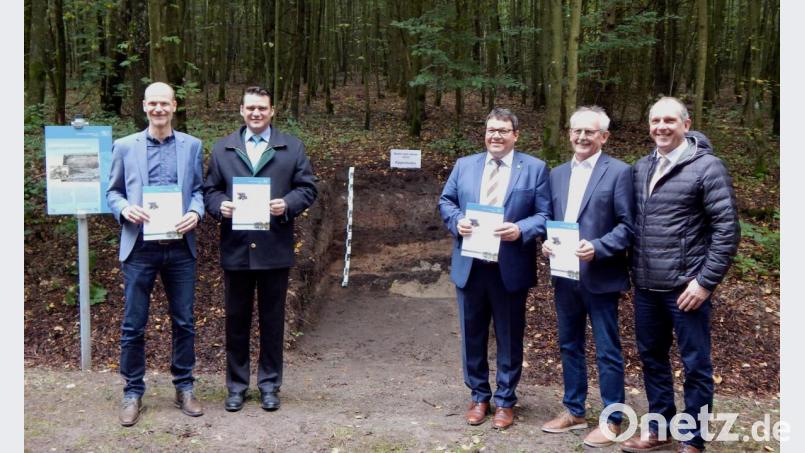 An der Urkundenverleihung &quot;Boden des Jahres 2019&quot; am Ufer des Knappensees nahmen Andreas Stake von der Firma „Uniper“, Landrat Thomas Ebeling, die Bürgermeister Thomas Falter und Harald Bemmerl sowie LfU-Abteilungsleiter Roland Eichhorn (von links) teil. Bild: Hirsch