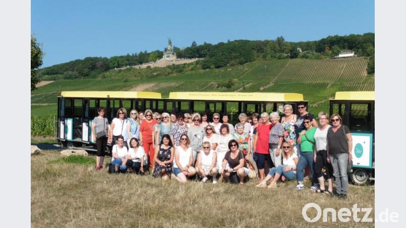 Mit dem Winzerexpress machten die Teilnehmerinnen des TuS Neusorg bei ihrem Frauenausflug eine Fahrt durch die Weinberge von Rüdesheim. Unsere Aufnahme zeigt sie bei einem Halt vor dem Niederwalddenkmal. Bild: öt