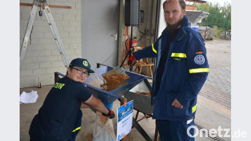 Das Befüllen von Sandsäcken will gelernt sein. Bild: jr