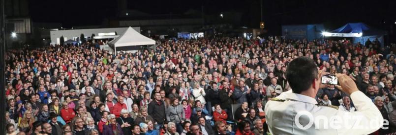 Diese gewaltige Kulisse lässt auch die Musiker ihre Handys zücken: Über 2000 Zuschauer sind nach Högling gekommen, um die Big Band der Bundeswehr zu hören. Bild: Gerhard Götz