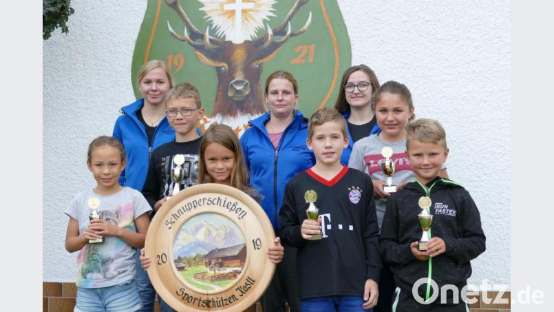 Stolz zeigen die Gewinner beim Schnupperschießen der Kastler Sportschützen ihre Trophäen. Als beste Teilnehmerin erwies sich Helena Westphal (Vierte von links). Bild: rwo