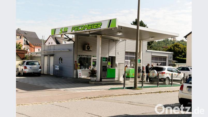 Die freie Tankstelle "Feldmeier" an der Regensburger Straße in Schwandorf wurde am Dienstag falsch beliefert. Deshalb wurde Benzin statt Diesel verkauft und umgekehrt. Bild: Clemens Hösamer