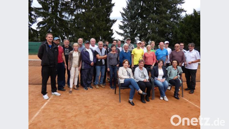 Sie treffen sich seit 1990 regelmäßig: Tennisspieler aus Radeberg, Nymburk und Mitterteich pflegen ihre besondere sächsisch-böhmisch-bayerische Partnerschaft jährlich mit einem Tenniswochenende. Bild: exb