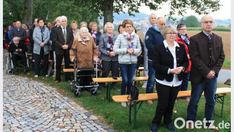 Viele Gläubige waren zum Gottesdienst bei der Marienkapelle am Roten Weg gekommen. Bild: lk