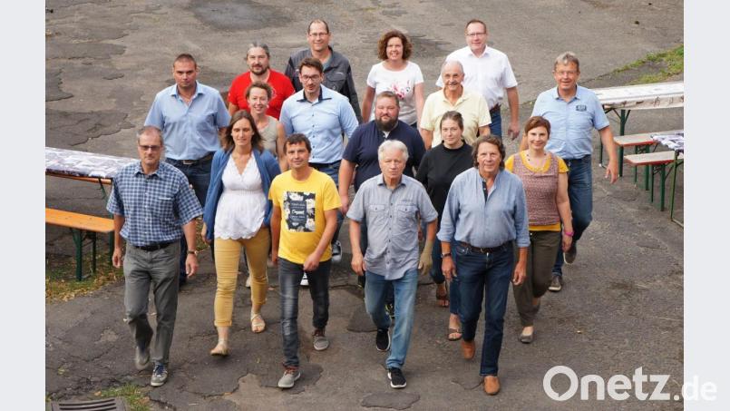 Symbolbild für die Heimatunternehmen des Landkreises. Unter dem Motto „Dou gaid wos“, stellen sich am 15. September 15 von ihnen auf dem Gelände der Straußenfarm von Matthias und Kerstin Frank am Mitterhof vor. Bild: Ida Petioka/exb