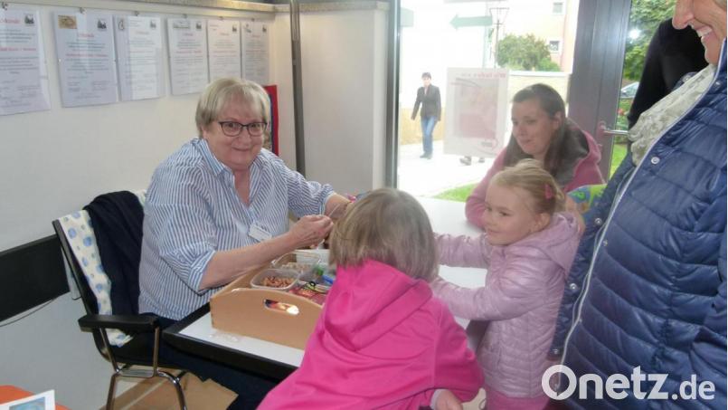 Für den Zeitvertreib der jungen Museumsgäste sorgte auch Theresia Dickerhof: Mit ihr durften die Kinder basteln. Bild: bgl