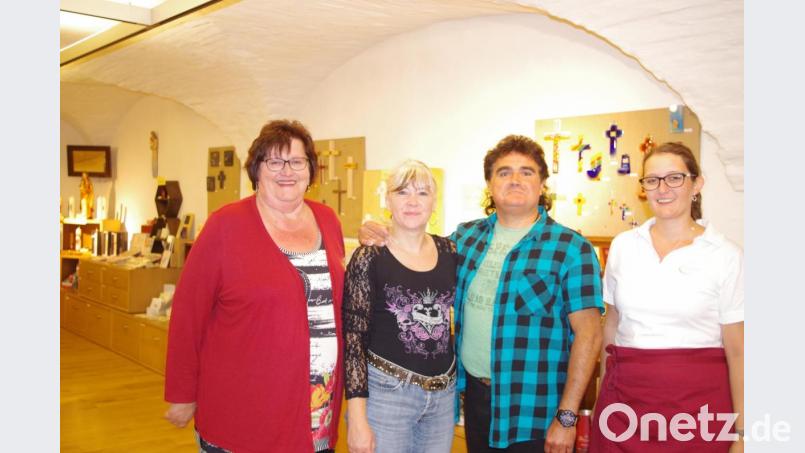 Das Ehepaar Katja Ziegler und Thomas Reisky (zweite und dritter von links) verbrachten ein Wochenende im Steinwald und im Stiftland. Auf dem Bild Christine Trenner (links) von der Steinwald-Allianz sowie die Restaurantleiterin des Gästehauses St. Joseph in Waldsassen, Melanie Kumeth. Bild: njn