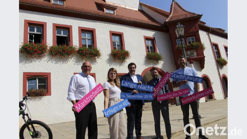 Sie laden ein zur Langen Nacht (von links): Oberbürgermeister Oliver Weigel, Centermanagerin Monika Prösl, MAKnetisch-Vorsitzender Sebastian Macht, Tobias Kastner von Frey und Innenstadtkoordinator Dominik Hartmann. Bild: fphs