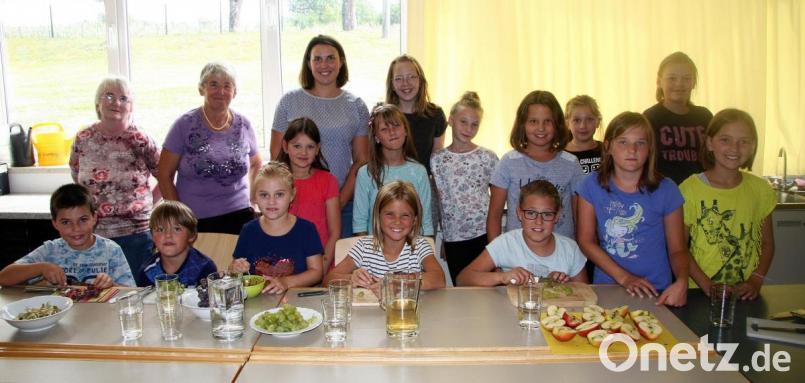 „Freche Früchtchen“ gestalteten die Falkenberger Buben und Mädchen. Geleitet wurde der Kurs von Tanja Franz (Dritte von links), unterstützt wurde sie dabei von Agnes König und Thekla Franz (von links). Bild: wro