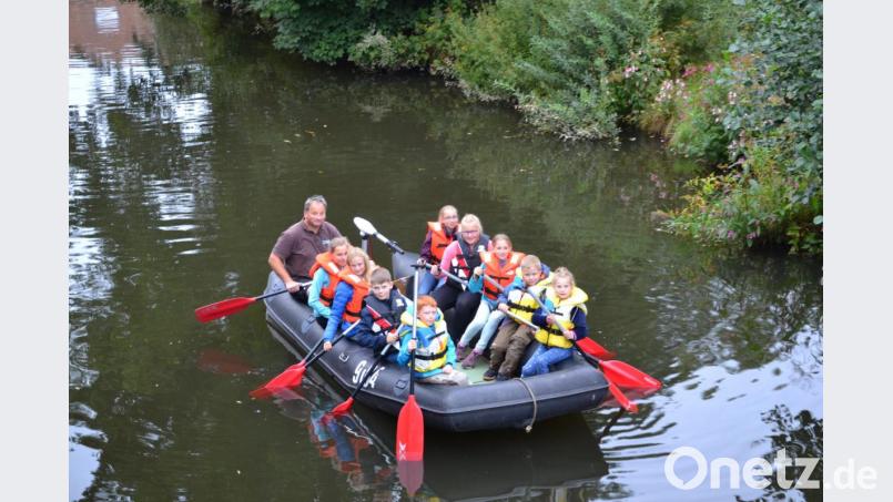 Die Kinder paddeln unter Leitung von Vorsitzendem Peter Hartinger von der Reservistenkameradschaft Burgtreswitz auf der Pfreimd einen Kilometer flussabwärts. Bild: gi