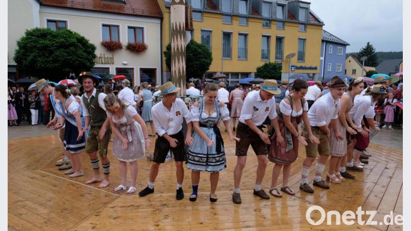 Als Showtanz präsentieren die Kirwapaare &quot;Oba brenna tuat`s guat&quot; Bild: twi