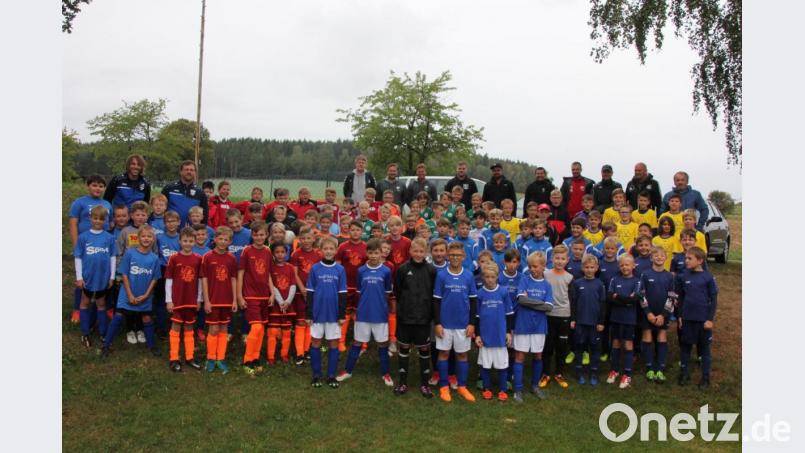 Das lässt jedes Fußballherz höher schlagen. Neun E-Juniorenmannschaften mit ihren Trainern und Betreuern vor dem Start des &quot;Norbert-Schnurrer-Gedächtnis-Turniers&quot; in Kondrau. Bild: kro