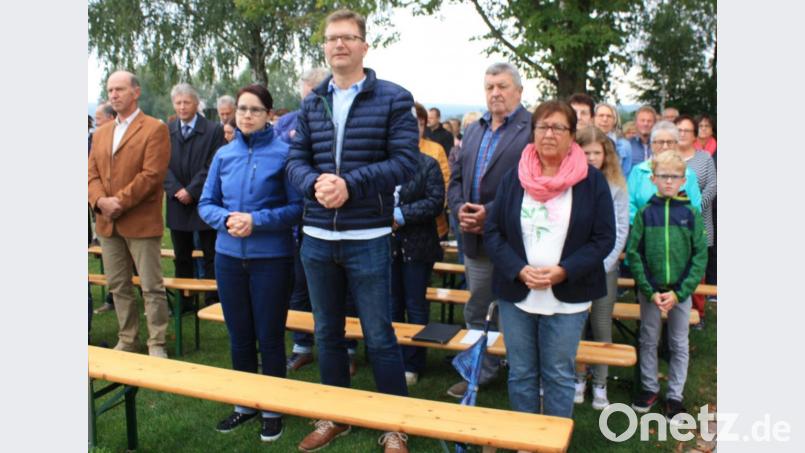 Viele Gläubige waren zum Gottesdienst bei der Marienkapelle am Roten Weg gekommen. Bild: lk