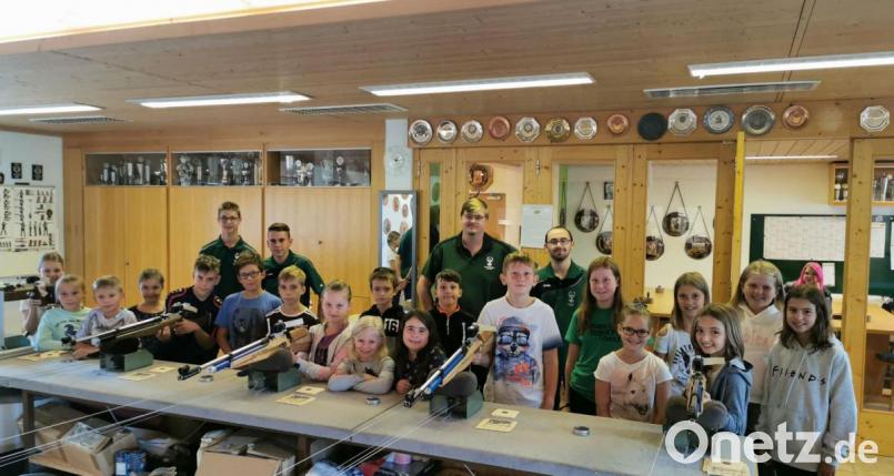 Bei den Hubertusschützen durfte jeder einige Probeschüsse auf die Scheibe abgeben. Bild: gz