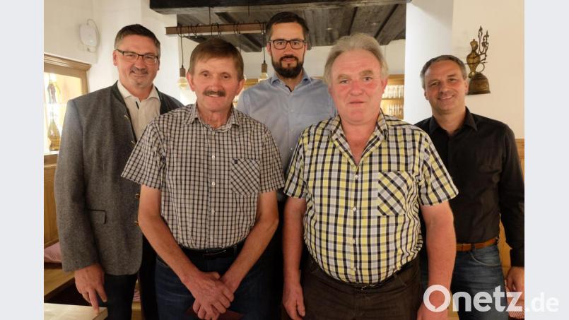 Vorsitzender Hans Prechtl (links) und die Stellvertreter Thomas Koller (Mitte) sowie Thomas Rohrwild (rechts) dankten Anton Prüfling (Zweiter von links) und Hans Harrer (Zweiter von rechts) für die aktive Mitarbeit in der Vorstandschaft. Bild: ohr