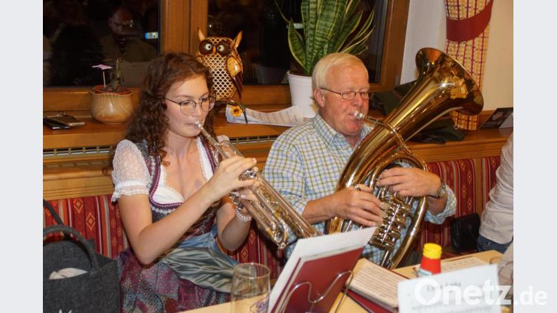 Marina Zilk und Werner Eder gehören beim Musikantenstammtisch zur festen Besetzung. Bild: mmj