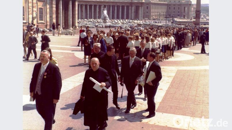 Der Einzug der Waldsassener Rompilger zum Papst-Empfang am 20. Mai 1970 im Petersdom, an der Spitze Landrat Otto Freundl und Stadtpfarrer Martin Rohrmeier (1906 – 1990), der im Dezember 1970 zum päpstlichen Ehrenprälat ernannt wurde. Bild: Sammlung Treml/exb