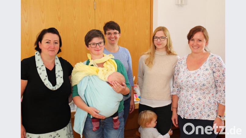 Die Idee zum Familiencafé hatten Ulrike Berg (links), Kristin Zeh (Zweite von rechts) und Bettina Bär (rechts). Jetzt ist das "Auszeit"-Team mit Verena Grunder (zweite von links) und Kristina Heinzel-Neumann (Dritte von links) um zwei Mitglieder gewachsen. Bild: njn