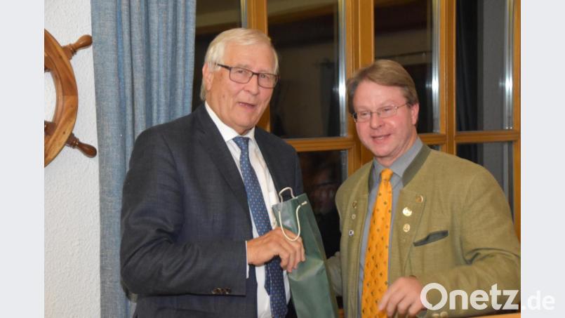Als zweijähriges Kind erlebt Wolf-Dieter Hamperl (links) die Vertreibung aus der Heimat Tachau mit. Stellvertretender Heimatring-Vorsitzender Norbert Uschald dankt ihm für seinen beeindruckenden Vortrag bei der Dachorganisation von 70 Weidener Vereinen. Bild: hcz