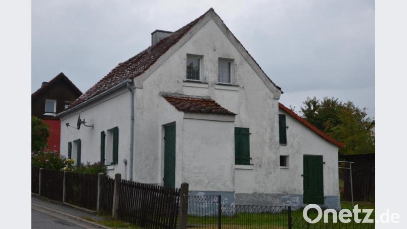 Ein Haus in der ehemaligen Bergarbeitersiedlung Kolonie Vesuv, das laut Wanderführerin Elisabeth Kummer am ehesten der Gestalt der Häuser entspricht, wie sie im späten 19. Jahrhundert in Elbart erbaut wurden. Bild: inl