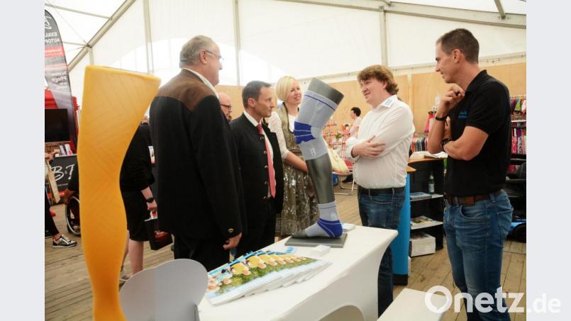 Die Verbrauchermesse kommt an. Die Bürgermeister Lothar Höher und Jens Meyer danken den Ausstellern. Bild: Gabi Schönberger