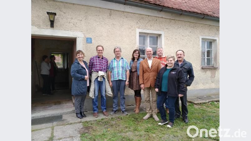 Die Abordnung der Freien Wähler mit den Markträten Hans Klupp (Dritter von links) und Michael Ebenhöch (Fünfter von links) vor dem Kooperatorenhaus. Bild: exb/Hans Klupp