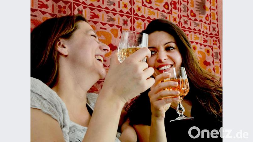 Ein Glas mit den Mädels trinken und dabei über Gott und die Welt plaudern. Die wenige Zeit, die ich mittlerweile mit meinen Freundinnen habe, genieße ich lieber im Stillen. Bild: Jens Kalaene/dpa