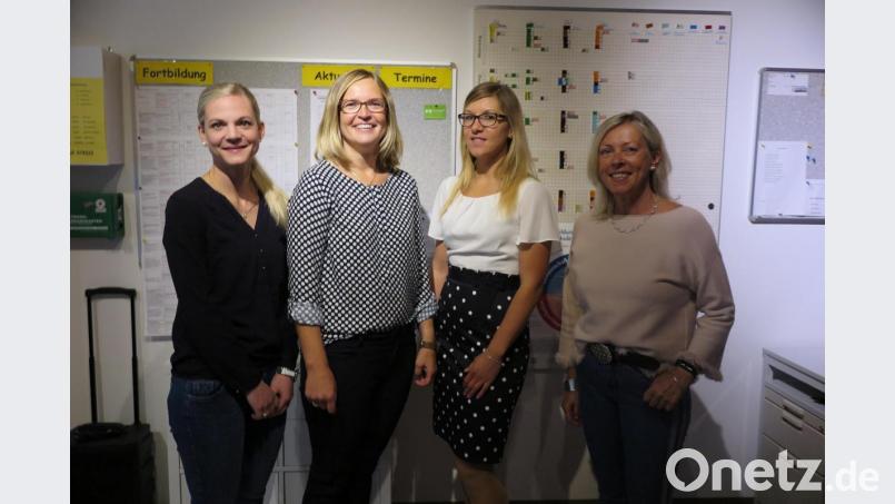Rektorin Christiane Böhm (rechts) begrüßte die neuen Lehrkräfte Cathrin Seifert, Elisabeth Gebhardt und Andrea Nitsch (von links). Bild: jzk