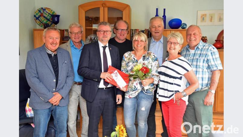 Glückwünsche und Geschenke zum 50. Geburtstag von Bettina Moser (Vierte von rechts) hatten (von links) Achim Bender, Peter Lehner, Bürgermeister Michael Göth, Armin Rüger, Reinhold Strobl, Ute Bender und Hermann Völlger als Vater der Jubilarin im Gepäck. Bild: Andreas Royer