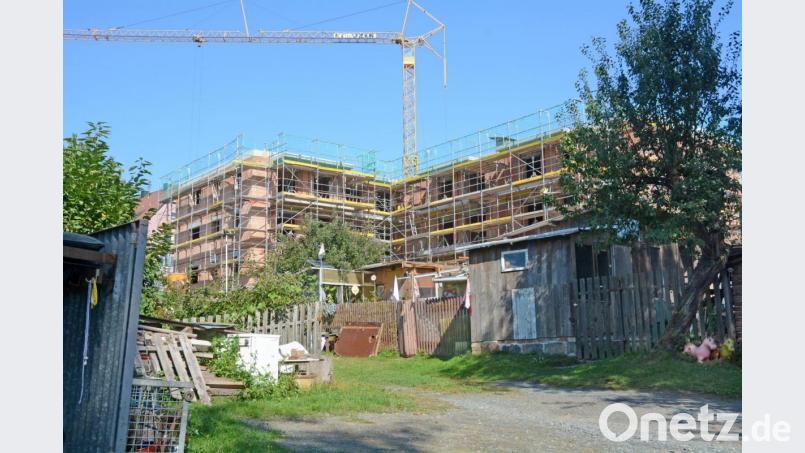 Unterhalb des sozialen Wohnungsbaus entsteht ein Garagenhof. Bild: Gabi Schönberger