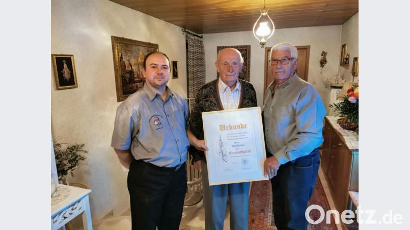 Im Namen der Siedlergemeinschaft ernannten Vorsitzender Robert Hantzsch (links) und Stellvertreter Erich Brunner (rechts) das langjährige Mitglied Rudolf Will anlässlich dessen 90. Geburtstags zum Ehrenmitglied. Bild: gz