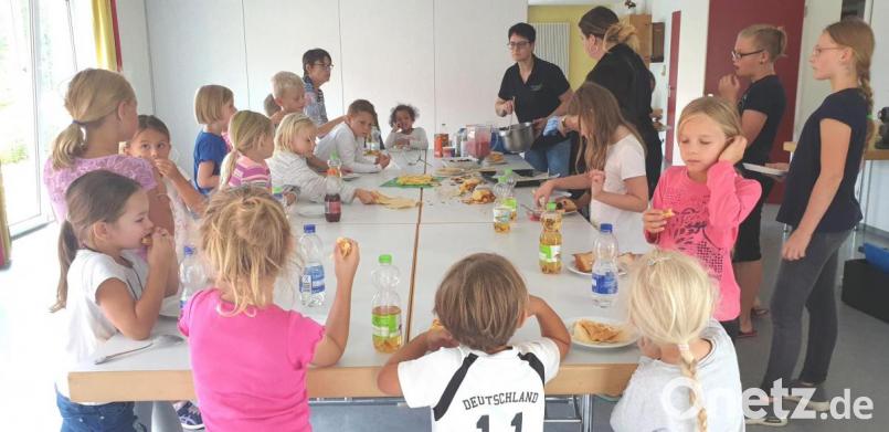 Lecker, lecker, selbstgemachte Waffeln und Eis aus Früchten. Bild: fz