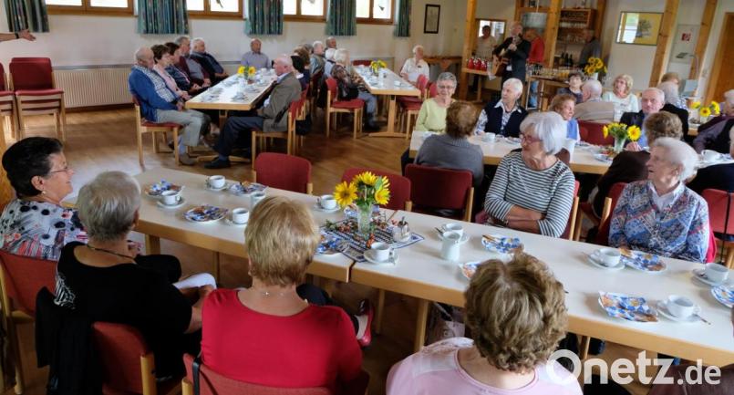 Einen fröhlichen, unterhaltsamen und geselligen Herbsttag erlebten die Senioren des Klub 70, die zugleich die „ Nachkirchweih „ hoch leben ließen. Bild: le