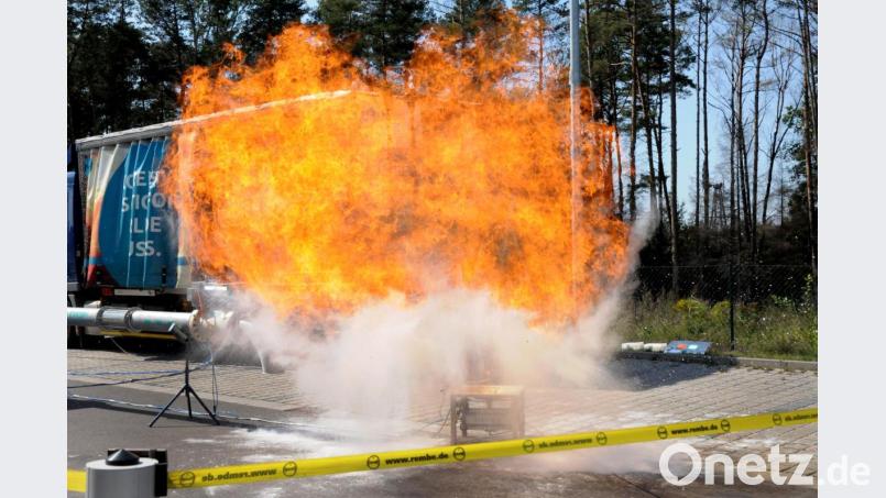 Ein lauter Knall und eine riesige Stichflamme: So sieht eine Staubexplosion aus. Beim Praxisseminar zum Brand- und Explosionsschutz bei der Firma Herding im Industriegebiet Immenstetten waren kontrolliert – und völlig ungefährlich für die Teilnehmer – eineinhalb Kilo Maisstärke zur Explosion gebracht worden. Bild: Stephan Huber